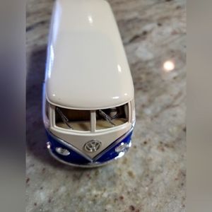 Die-cast 1962 Volkswagen Classical Bus